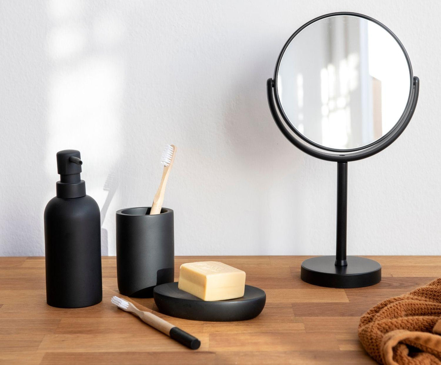 Matte black polyresin toothbrush holder Ø7×10 cm Andera House