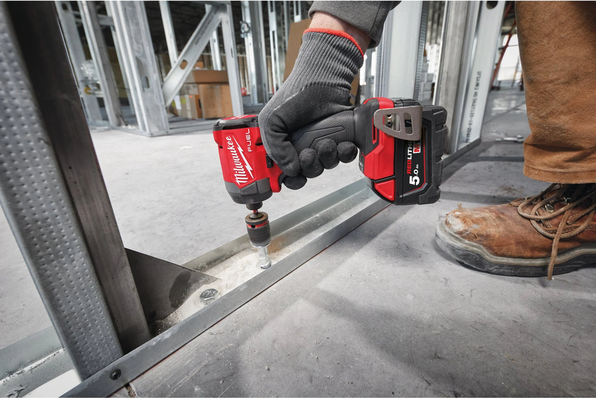 Atornillador de impacto M18 Fuel ¼″ hex + 2 bat 5Ah + cargador + maletín Milwaukee M18 FID3-502X