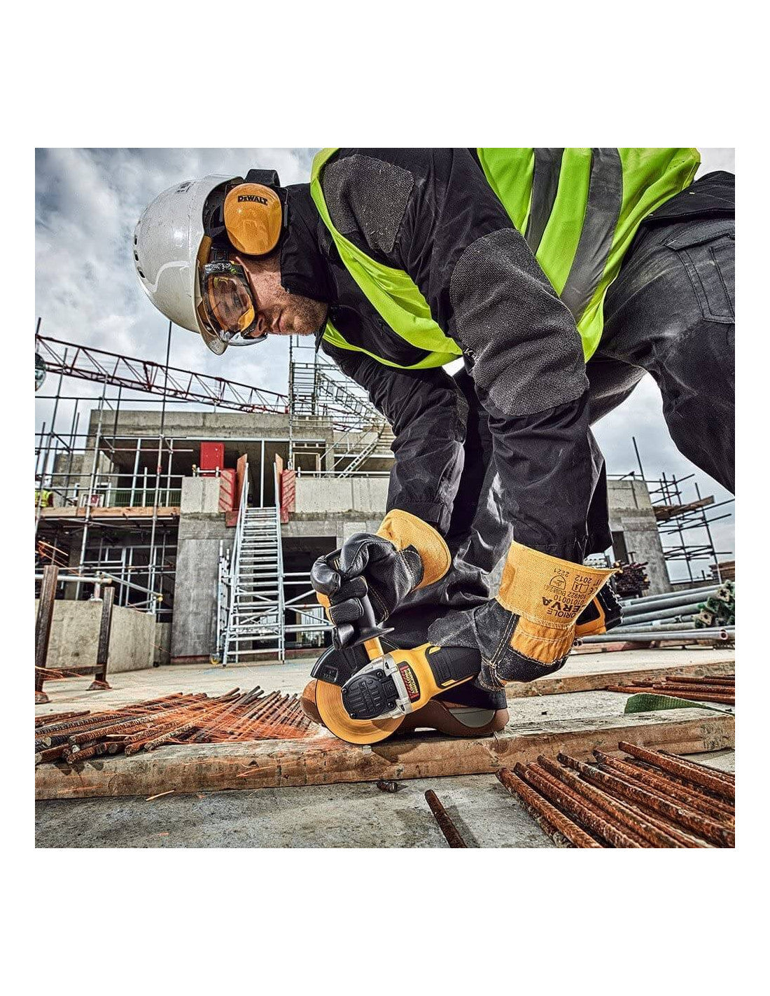 Dewalt DCG405P3 18V XR 125mm Angle Grinder with 3 x 5Ah Batteries + Charger + Carrying Case