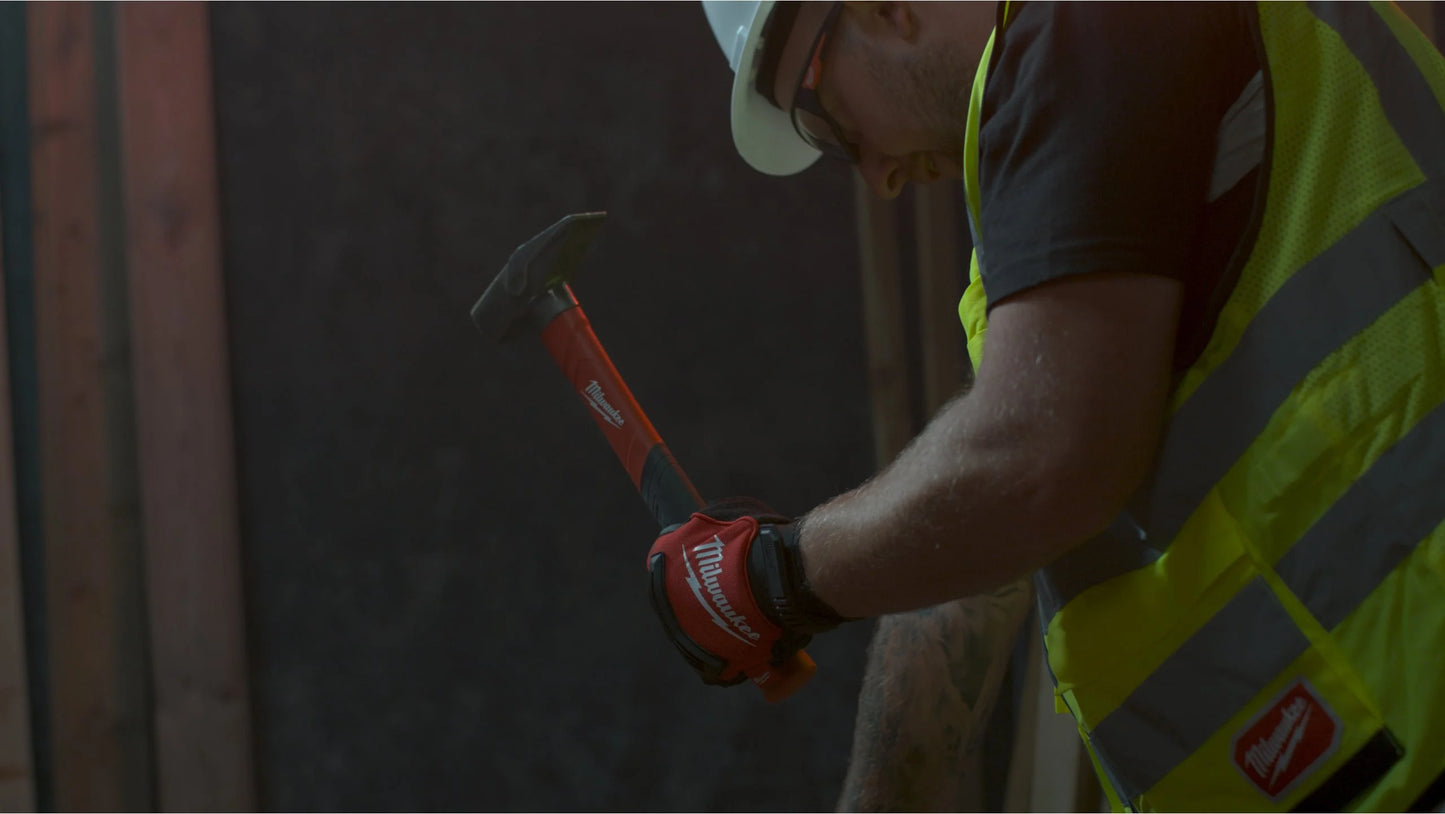 Conjunto especial con herramientas manuales + cargador + bateria + baúl con ruedas Milwaukee