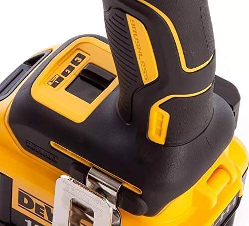 Atornillador de Impacto 18V XR sin escobillas 205Nm con 2 baterías 2Ah + juego puntas Dewalt DCF887D2X