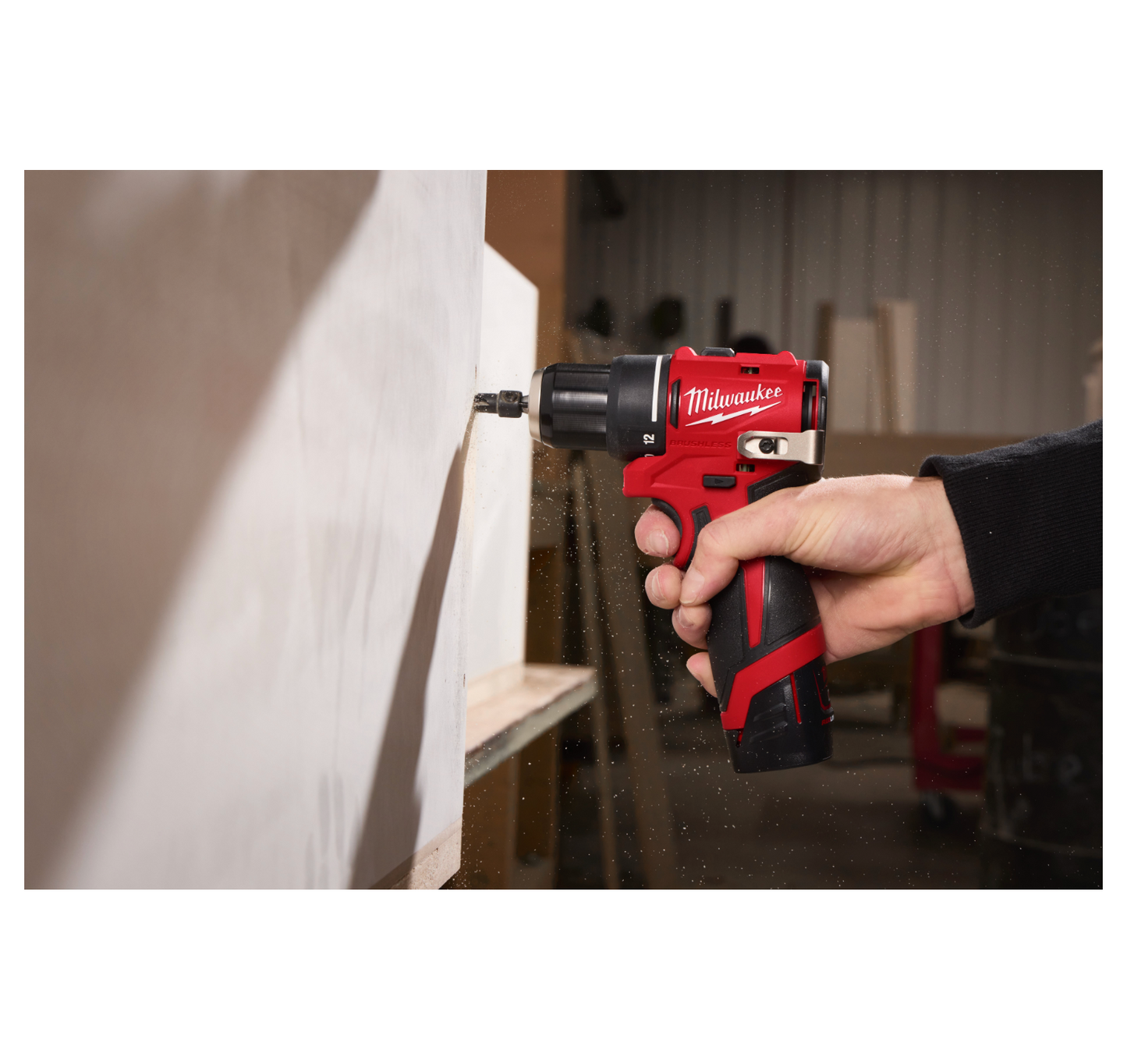 Taladro percutor subcompacto M12 + Batería 2Ah + Cargador + Maletín Milwaukee M12 BLPDRC-202C
